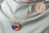 Pendentif disque en bois de noyer résine bleus et orange 37mm, x2 G9849