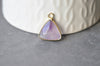 Pendentif triangle améthyste violette, pendentif pierre, support doré, création bijoux pierre naturelle, 19mm, x1 G3938