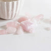 Quartz rose naturel brut roulé, fourniture créatives, quartz rose, litotherapie, minéral Brut,Chips quartz, 20 grammes G255